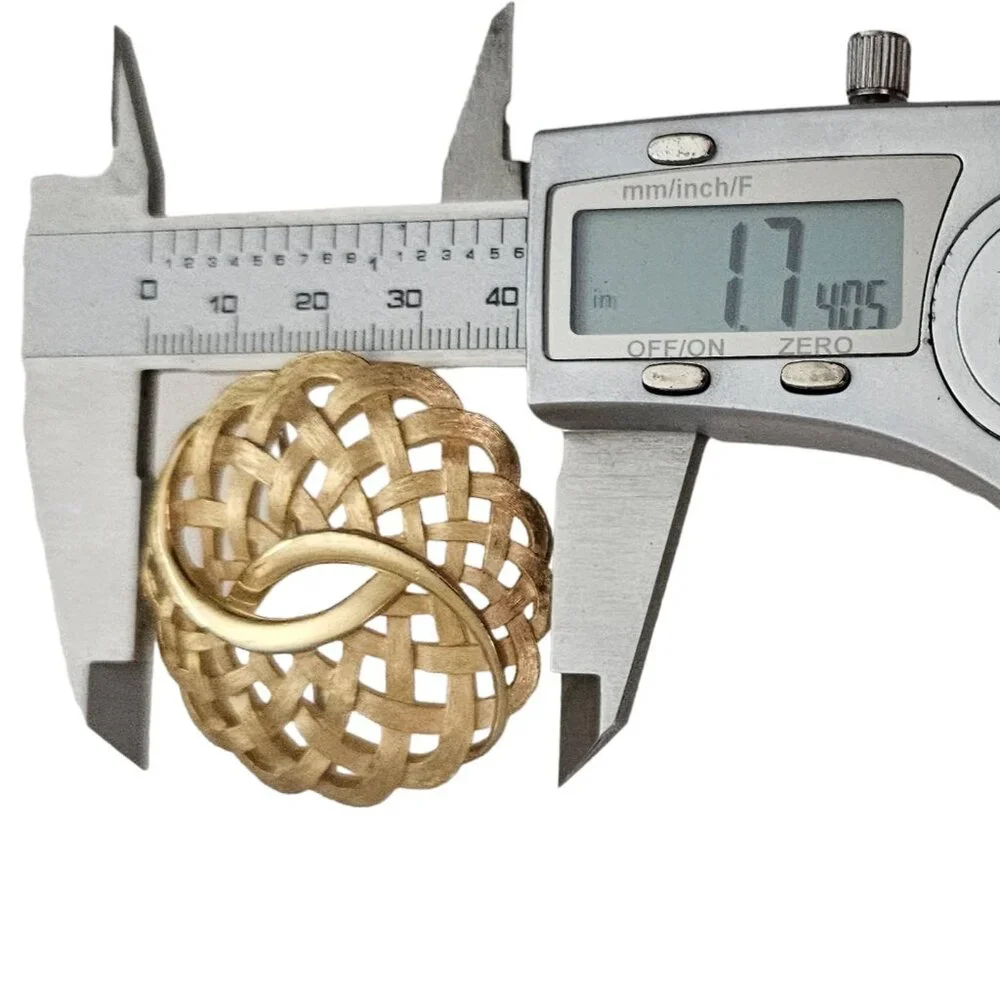 Trifari Gold Tone Lattice Weave Round Ruffle Brooch, Signed L412 - Picture 8 of 9